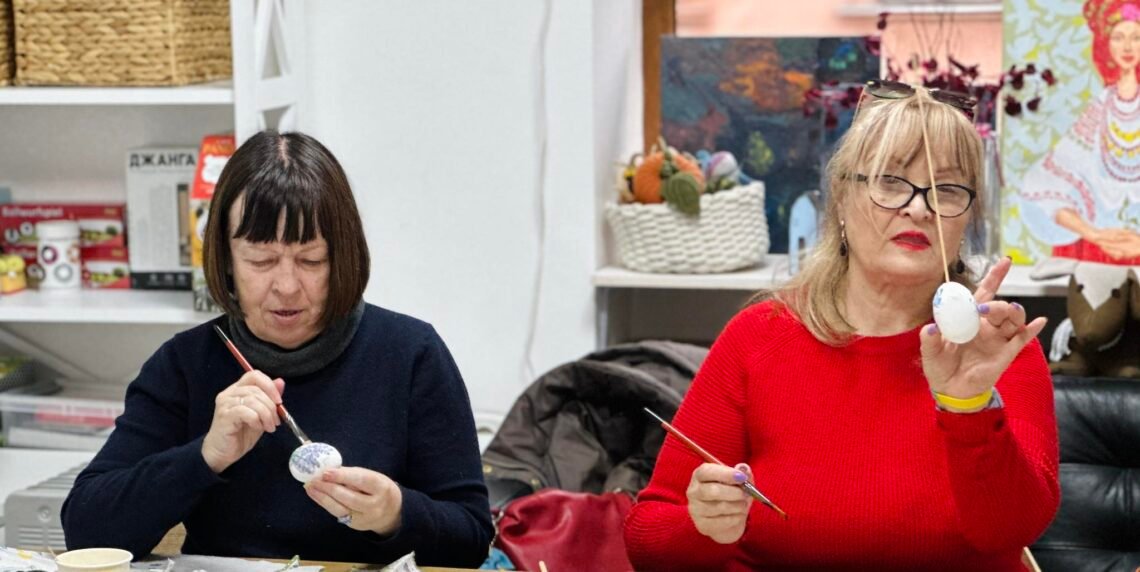 Учасниці Жіночого клубу готуються до свята та виготовляють писанки у різноманітних техніках.