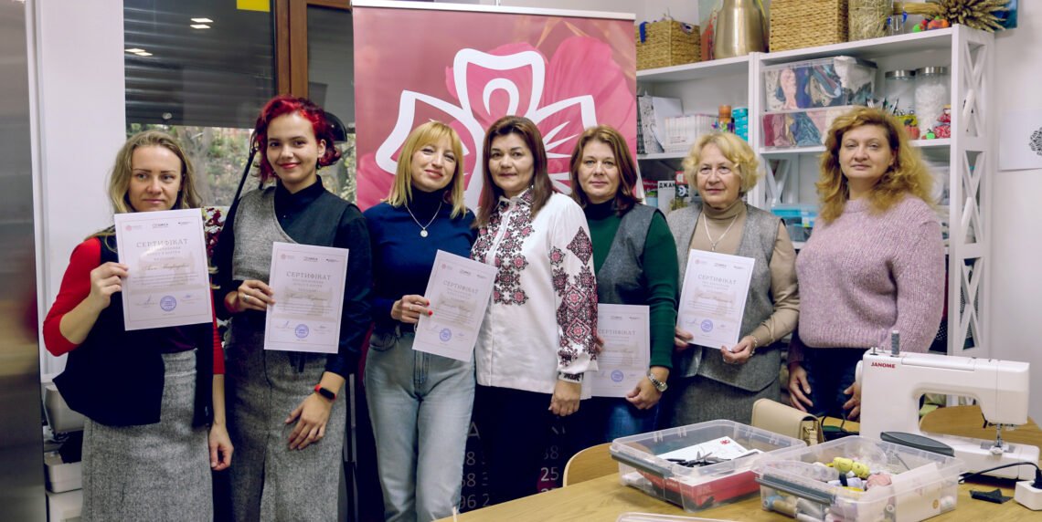 П’ятеро жінок отримали сертифікати про проходження курсів крою та шиття