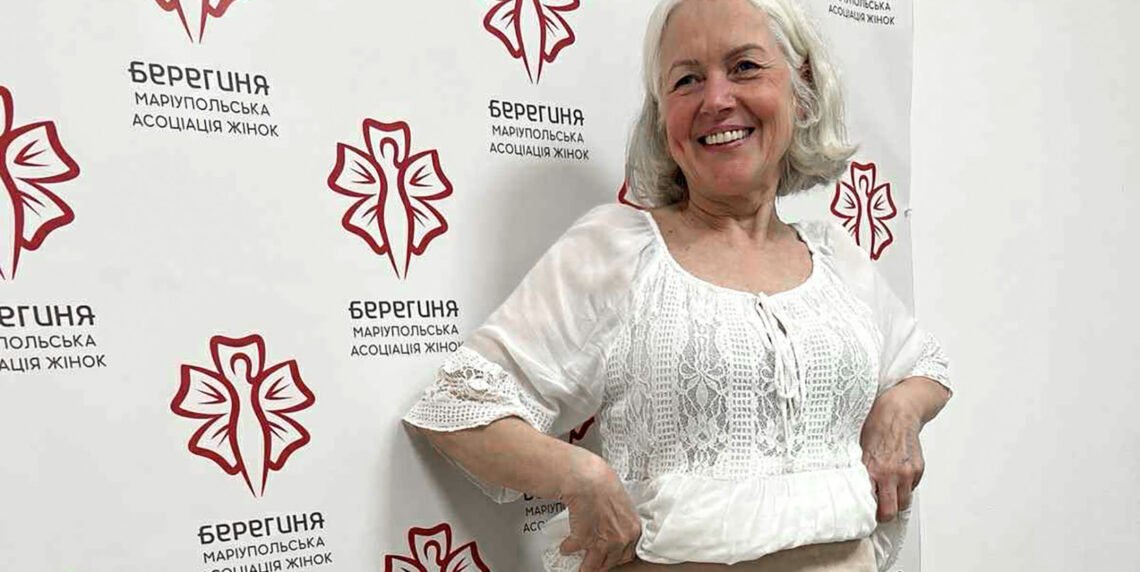 Що мати робить? Шиє та співає!