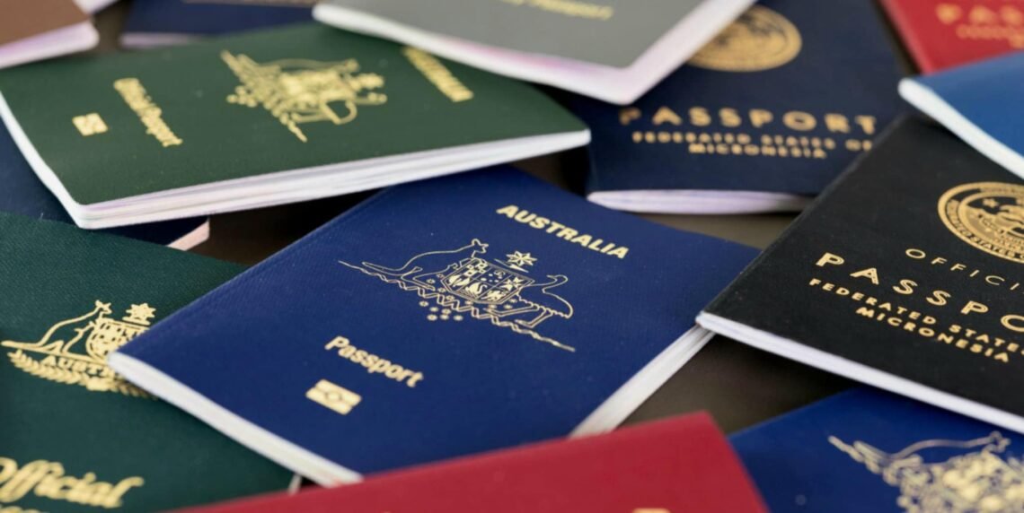 КОНСУЛЬТАЦІЯ ЮРИСТА. Множинне громадянство в Україні: що змінює новий Закон і як це вплине на українців у світі